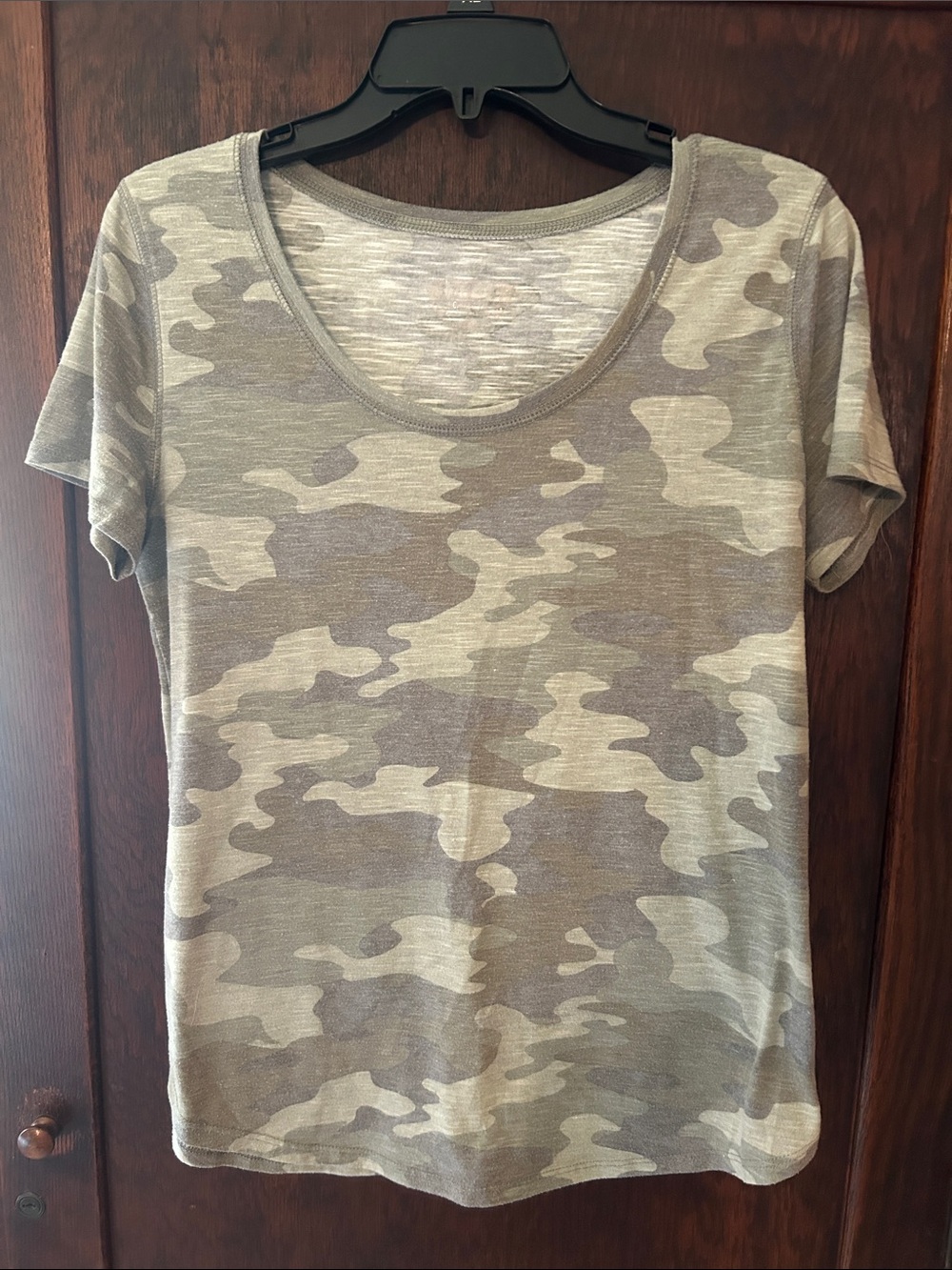 Mudd Women's Short Sleeve Scoop Neck Tee - Olive & Gray Camo